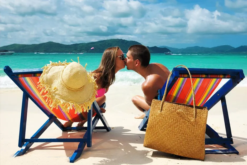 3296 couple on beach